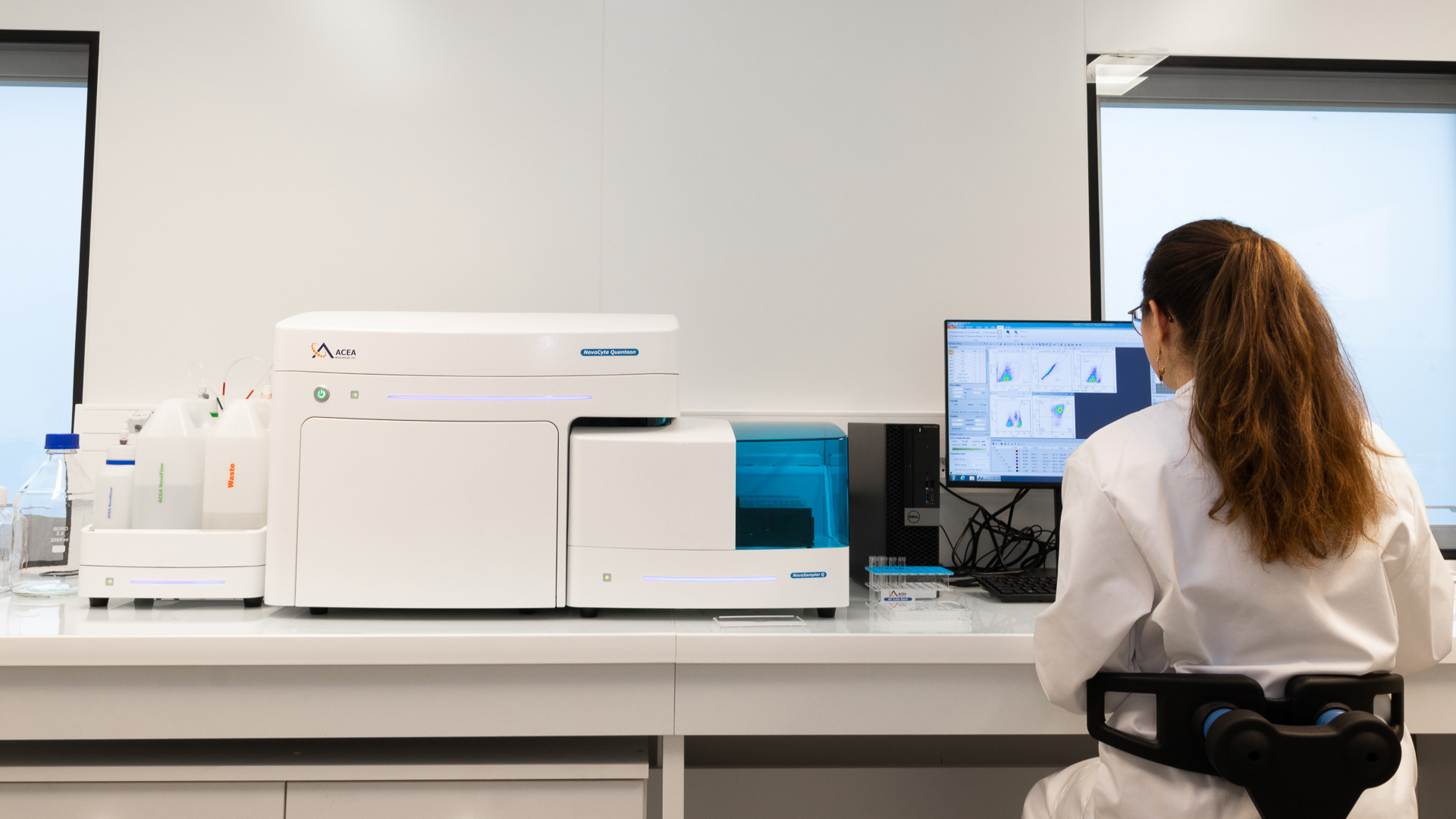 Agilent NovoCyte Quanteon flow cytometer in operation at Explicyte